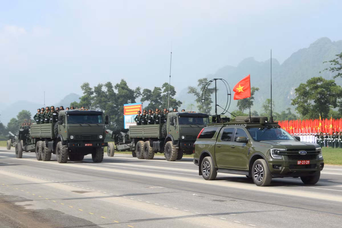 Khối đại diện cho Binh chủng Pháo binh dẫn đầu là các pháo 30 mm M46, 152mm D-20. xe pháo tự hành SU-122, SU-152, pháo phản lực bắn loạt BM-21 của Binh chủng Pháo binh.