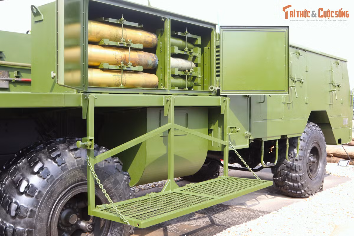 Khác với việc tự hành hóa các loại pháo hạng nhẹ (đơn cử như cỡ nòng 85mm hay 105mm), công việc này đối với pháo M46 phức tạp hơn nhiều, do đây là loại pháo nòng dài, kích thước và trọng lượng lớn, độ giật lớn khi bắn. Vì vậy, cần có một khung gầm tương xứng như xe tải KrAZ-255B.