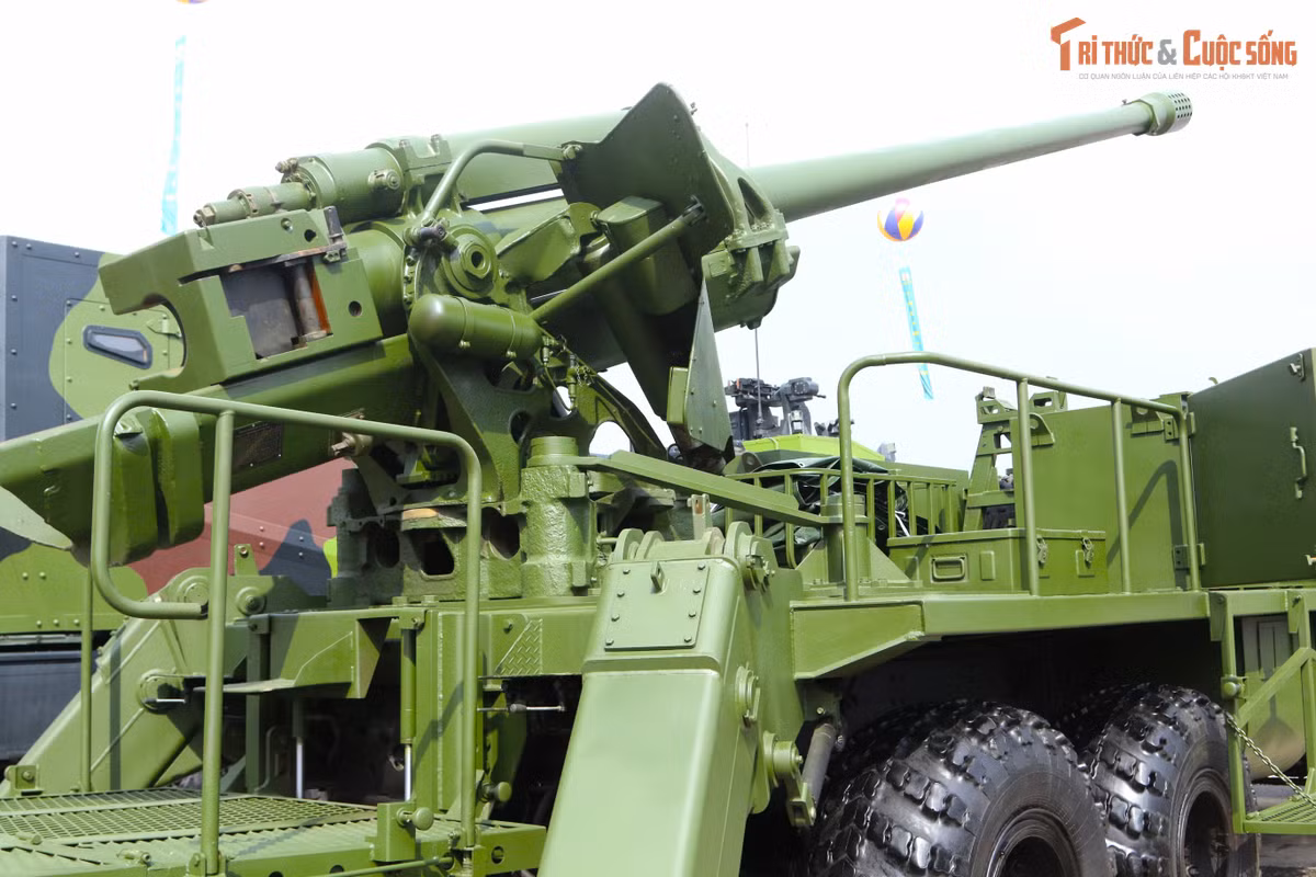 Pháo có khả năng vượt dốc tới 29°, cùng với khung gầm mạnh mẽ, cho phép di chuyển trong nhiều điều kiện địa hình khó khăn. Chiều cao đường đạn đạt 2,66 m, tối ưu cho việc chi viện tầm xa và bắn gián tiếp.