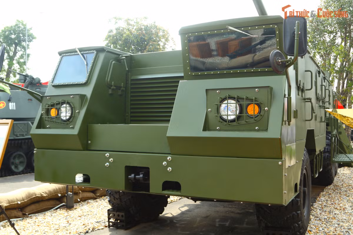 Khung gầm xe tải KrAZ-255B trang bị động cơ diesel tăng áp YaMZ-238 công suất 240 mã lực cùng hộp số sàn 5 cấp, giúp hệ thống pháo tự hành PTH130-K255B di chuyển được với vận tốc khoảng 70km/giờ, khả năng vượt dốc lớn nhất 29 độ.