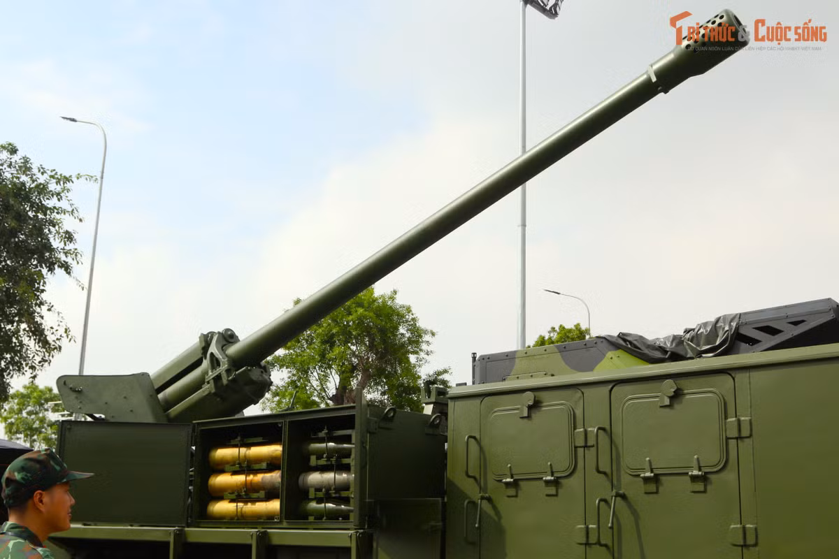 Pháo có thể bắn đạn nổ mạnh phân mảnh, đạn khói, đạn vạch đường. Ngoài ra, tầm bắn của pháo có thể cải thiện với đạn tăng tầm. Hệ thống có khoang chứa đạn pháo nhằm bảo đảm khả năng tác chiến độc lập trong thời gian dài.