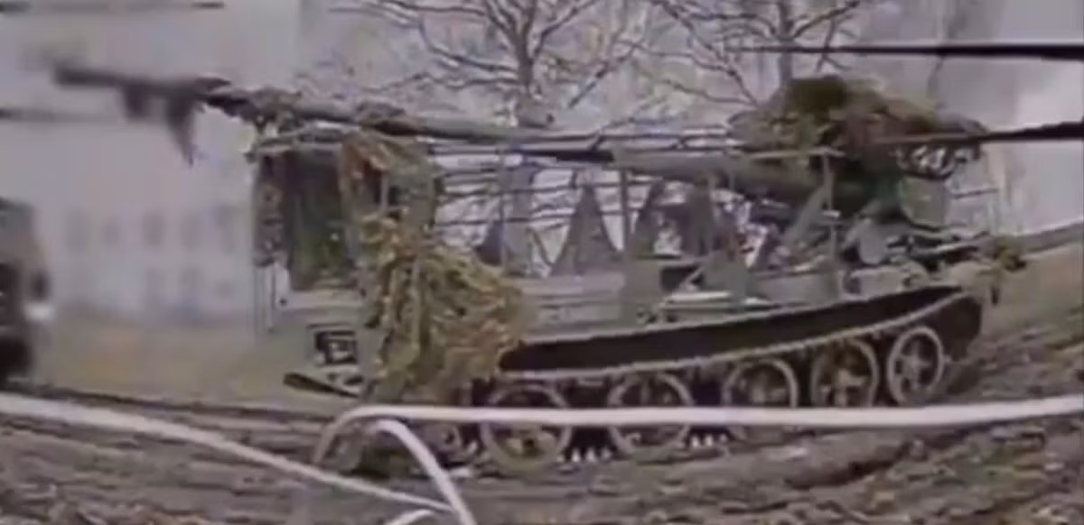 Một nhược điểm khác của M-1989 là không có tháp pháo che chắn, khiến khẩu đội dễ bị thương vong khi bị tấn công. Hầu hết các hệ thống pháo trên thế giới hiện nay đều có tháp pháo bảo vệ hoặc tích hợp các tấm giáp bảo vệ cho chính hệ thống và kíp lái.