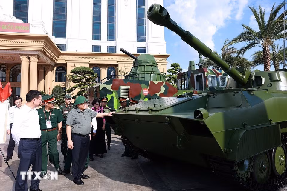 Thủ tướng Phạm Minh Chính tham quan sản phẩm Công nghiệp quốc phòng. Ảnh: Dương Giang/TTXVN