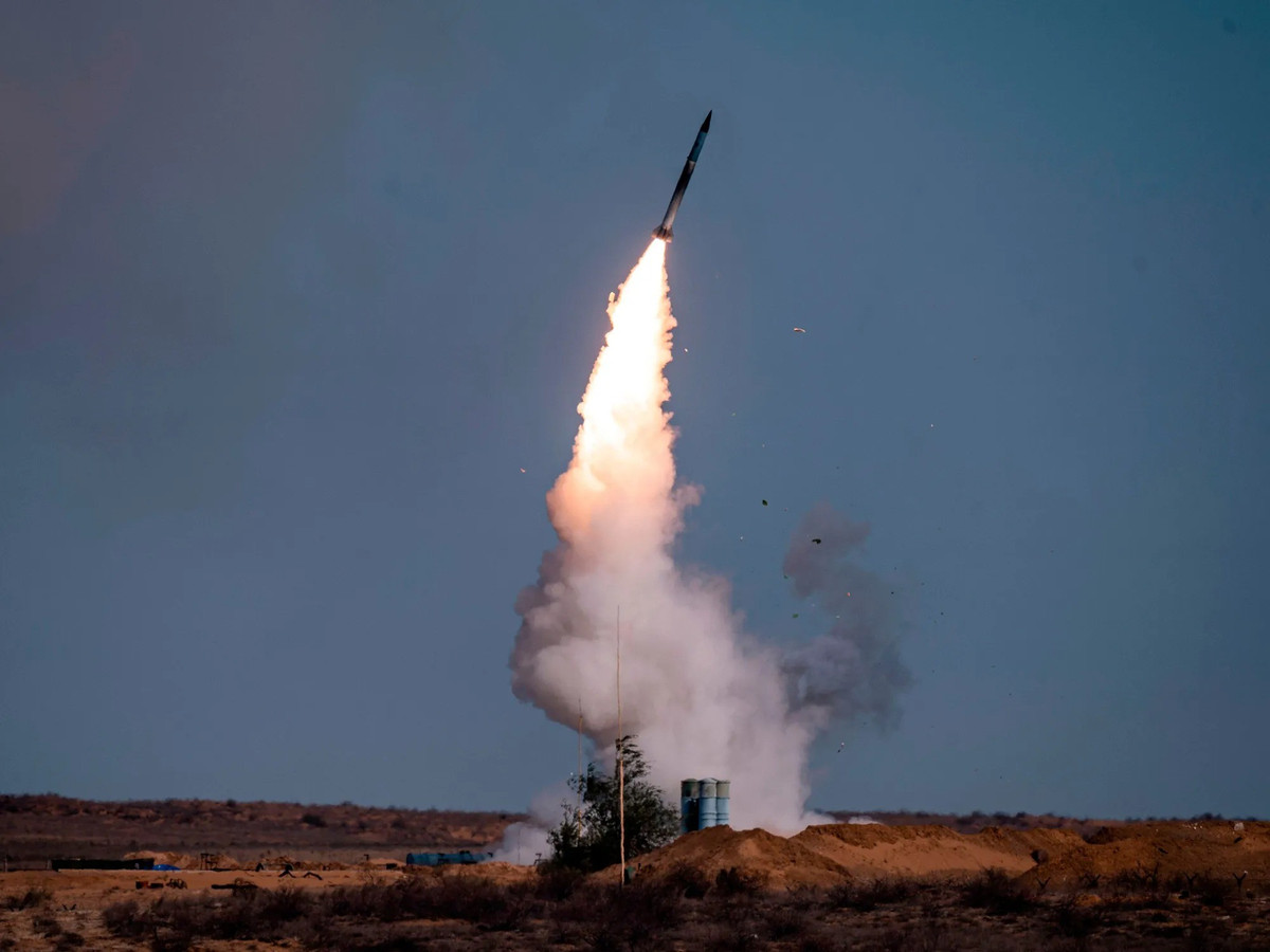 S-400 thường được đem ra so sánh với hệ thống Patriot do Mỹ sản xuất. Tuy nhiên, theo các chuyên gia, hai hệ thống phản ánh hai triết lý quốc phòng hoàn toàn khác nhau.