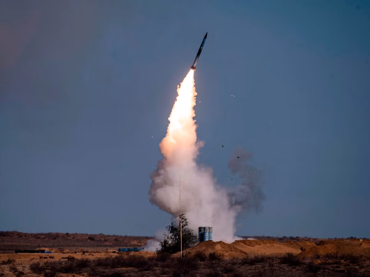 S-400 thường được đem ra so sánh với hệ thống Patriot do Mỹ sản xuất. Tuy nhiên, theo các chuyên gia, hai hệ thống phản ánh hai triết lý quốc phòng hoàn toàn khác nhau.