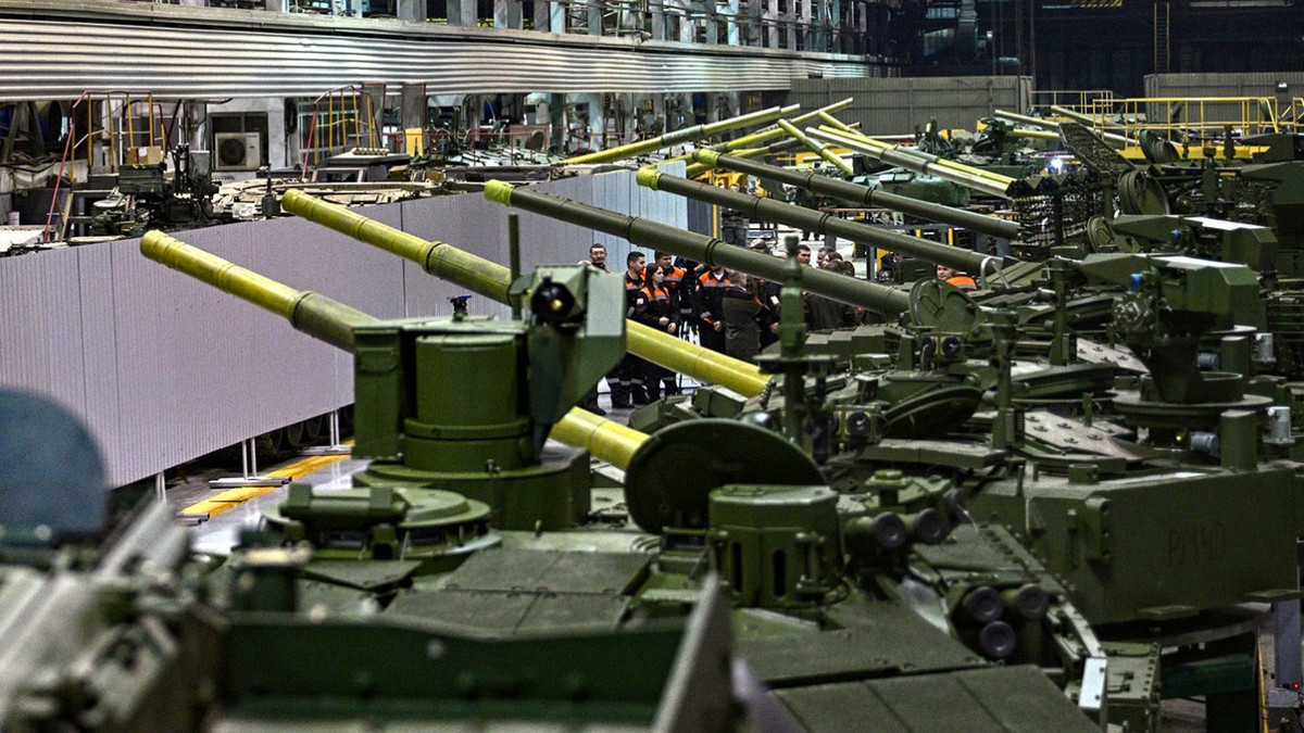 Trước năm 2022, Nga chỉ có khoảng 400 xe T-90 phiên bản cũ. Việc sản xuất T-90M trên quy mô lớn bắt đầu từ năm 2020, với lô đầu tiên gồm khoảng 66-85 chiếc được bàn giao ngay trước thời điểm xung đột Nga-Ukraine nổ ra.