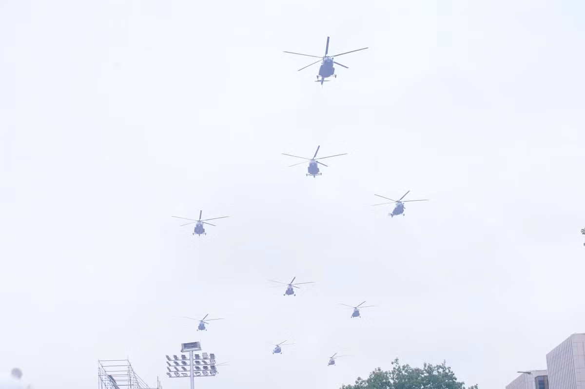 Các máy bay trực thăng bay huấn luyện theo đội hình 1-3-3-3