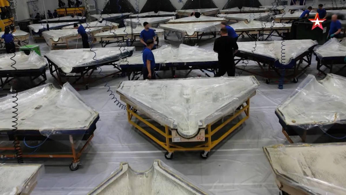 “Đây là nhà máy lớn nhất thế giới và cũng là nơi bí mật nhất. Ban đầu chúng tôi chỉ dự kiến sản xuất vài nghìn chiếc, giờ con số đó đã tăng gấp 9 lần”, ông Timur Shagivaliev, Giám đốc điều hành Khu kinh tế đặc biệt Yelabuga, cho biết trong cuộc trả lời phỏng vấn kênh truyền hình Zvezda.