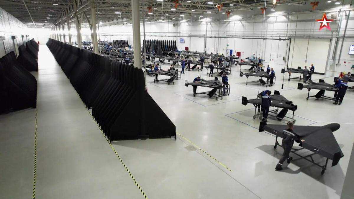 Theo các báo cáo, tổ hợp tại Yelabuga có thể sản xuất khoảng 5.200 UAV mỗi tháng, bao gồm cả UAV tấn công và mẫu mồi nhử.