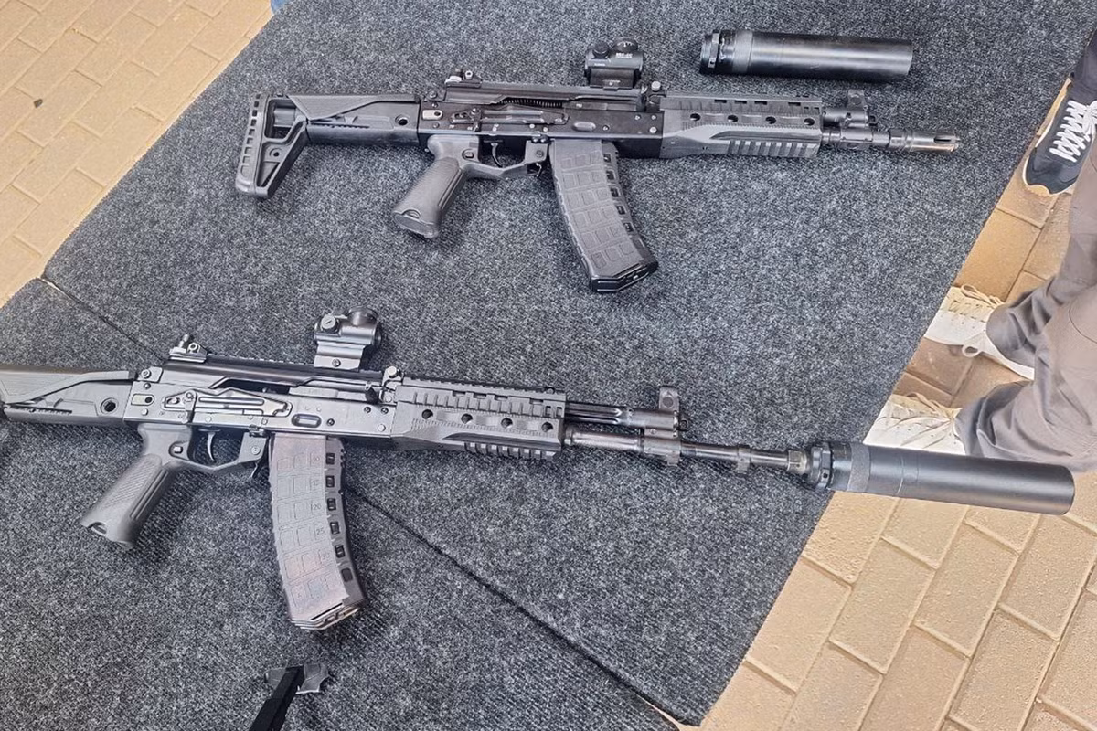 Phiên bản mới có tên AK-12K với ba biến thể khác nhau. Đại diện Kalashnikov Concern chia sẻ thực tế khắc nghiệt ở Ukraine cho thấy súng trường tấn công với kích thước lớn ảnh hưởng đến tác chiến, trong khi đó phạm vi chiến đấu cũng được thu ngắn và đòi hỏi sự cơ động nhiều hơn.