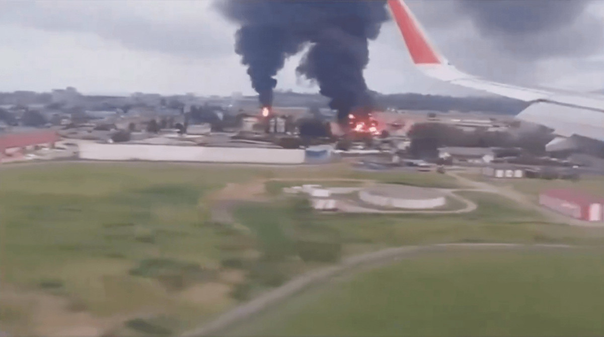 Cùng ngày 4/8, Bộ Tổng tham mưu Ukraine thông báo UAV của nước này đã tấn công thành công một kho nhiên liệu tại sân bay ở thành phố nghỉ dưỡng Sochi của Nga vào ngày 3/8. “Một đám cháy lớn đã bùng phát tại khu vực cơ sở này. Được biết, lực lượng không quân của Nga cũng đang đồn trú tại sân bay này”, tuyên bố nêu rõ.