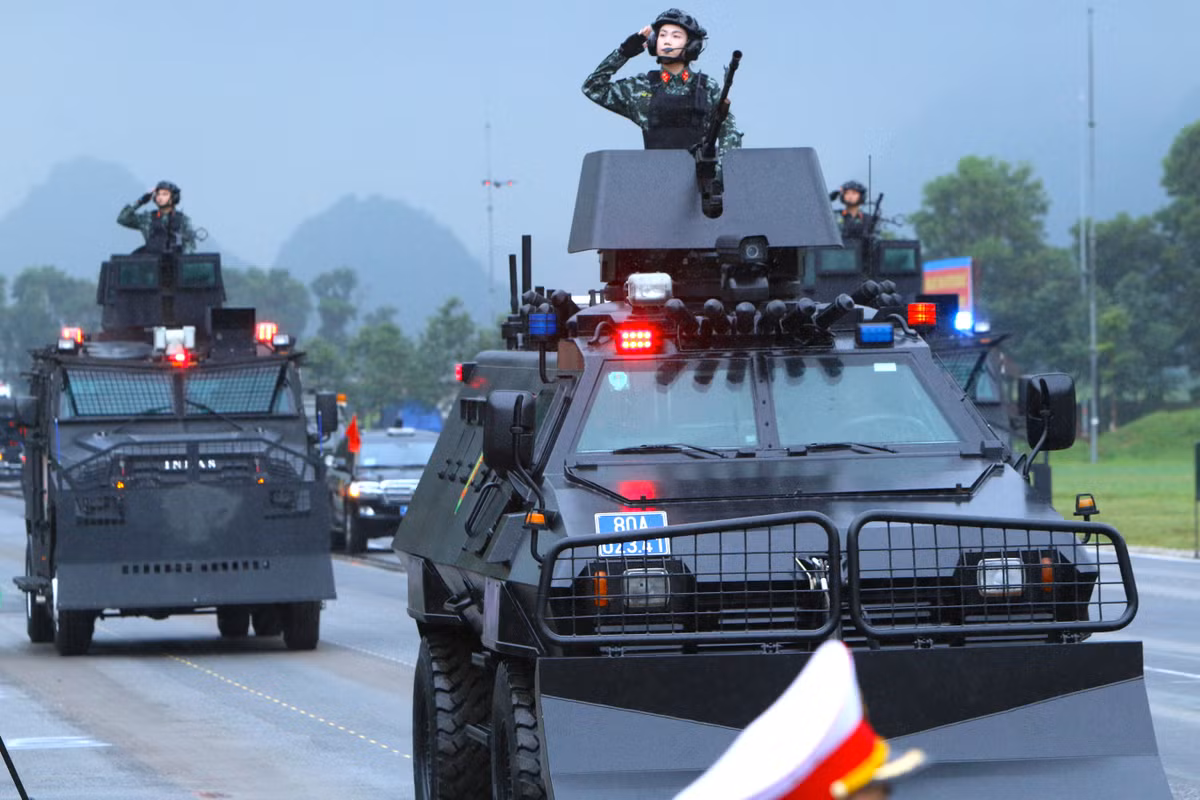 Khối xe, pháo quân sự đã thành thục ghép đội hình, chuyển đội hình hàng ngang, hàng dọc; giữ khoảng cách, cự ly, tốc độ cơ động giữa các hàng xe và các khối xe theo đúng đội hình diễu binh, diễu hành.