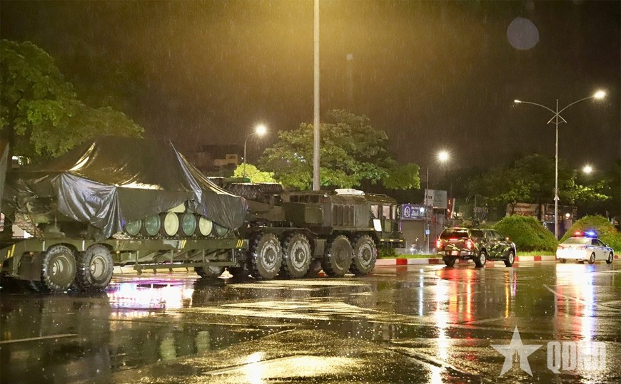 Các lực lượng cơ động trên đường.