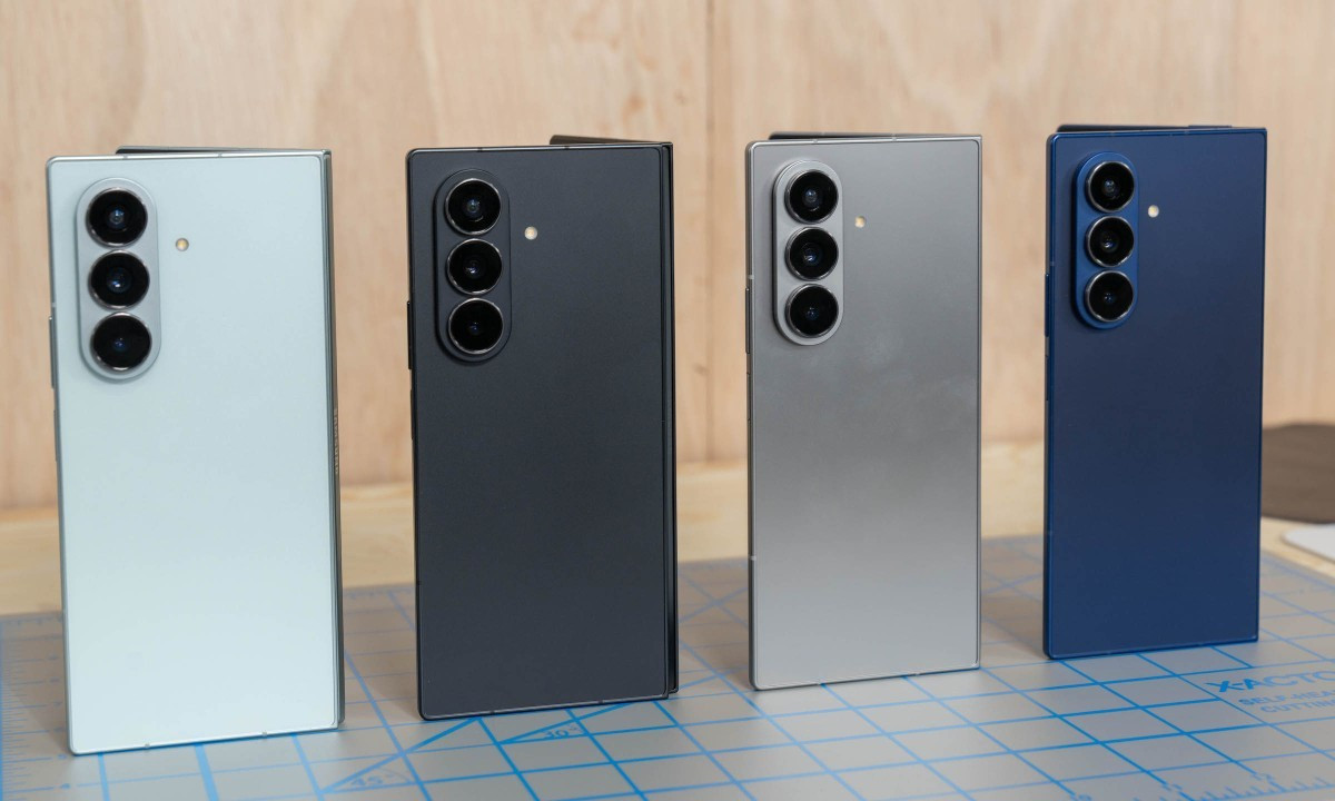Smartphone gập Galaxy Z Fold7 vừa ra mắt trong sự kiện Samsung Unpacked tại New York ngày 9/7. Sản phẩm giữ ngôn ngữ thiết kế vuông vắn của thế hệ trước nhưng được làm mỏng và nhẹ hơn, cho cảm giác sử dụng tương tự điện thoại dạng thanh khi gập. Máy có bốn màu là xám, xanh navy, đen và màu đặc biệt xanh mint chỉ bán trên website của hãng.
