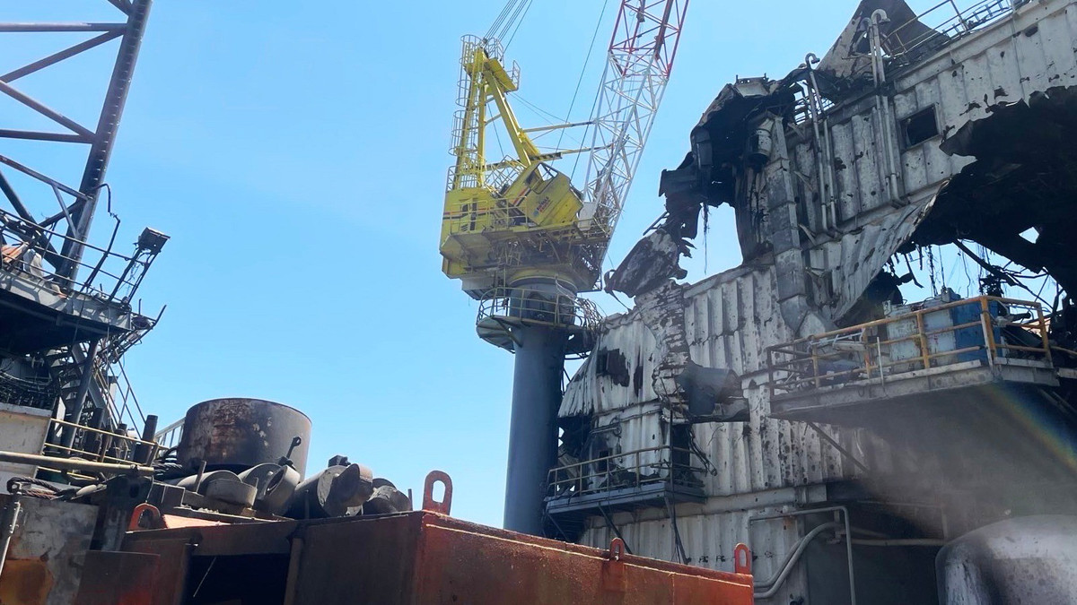 Như vậy, có thể thấy, cuộc tấn công của Nga bằng tên lửa hành trình chống hạm Kh-22 (AS-4 Kitchen) vào giàn khoan Tavrida làm nổi bật cuộc chiến đang diễn ra để giành quyền kiểm soát các giàn khoan ở phía bắc Biển Đen. Đồng thời, sự cố này cũng lần nữa nhấn mạnh tầm quan trọng của phi đội máy bay ném bom Tu-22M3 Backfire-C, gần đây đã bị nhắm mục tiêu, khi chúng đậu trên mặt đất tại các sân bay của Nga trong một cuộc tấn công bằng máy bay không người lái chưa từng có của Ukraine. Ảnh: @@Archer83Able.