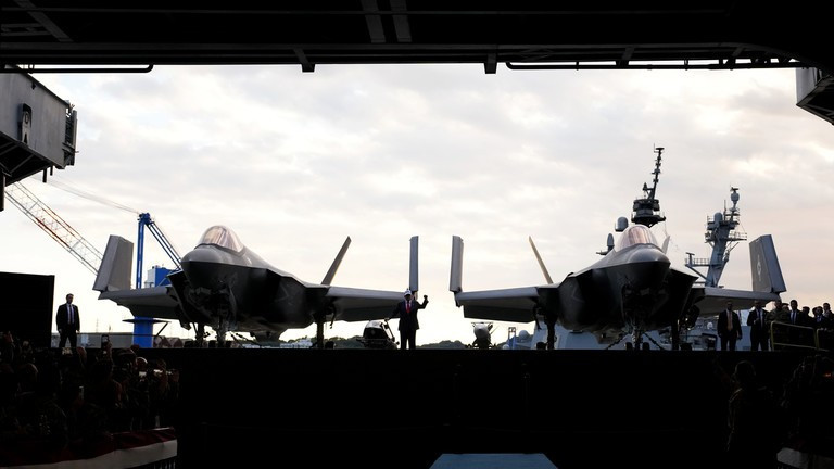 Tổng thống Mỹ Donald Trump đến phát biểu trước binh sĩ trên tàu sân bay USS George Washington tại Yokosuka, Nhật Bản, ngày 28/10/2025. Ảnh: Getty Images