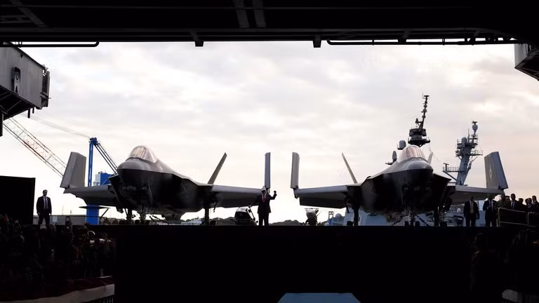 Tổng thống Mỹ Donald Trump đến phát biểu trước binh sĩ trên tàu sân bay USS George Washington tại Yokosuka, Nhật Bản, ngày 28/10/2025. Ảnh: Getty Images