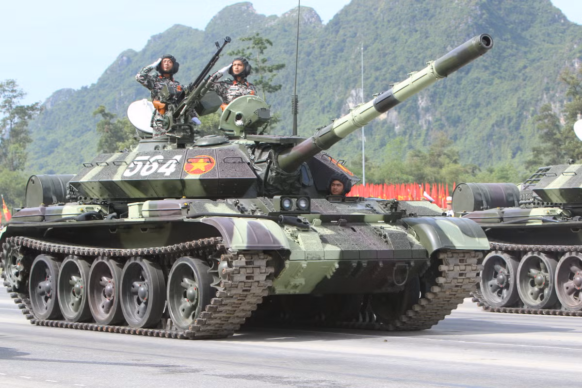 Khối xe tăng đại diện cho Binh chủng Tăng - Thiết giáp dẫn đầu là xe tăng T-54 cải tiến, T-54, T62, T90S/SK. Đây là những xe tăng hiện đại nhất của Việt Nam, có ưu thế hỏa lực mạnh, sức cơ động cao...