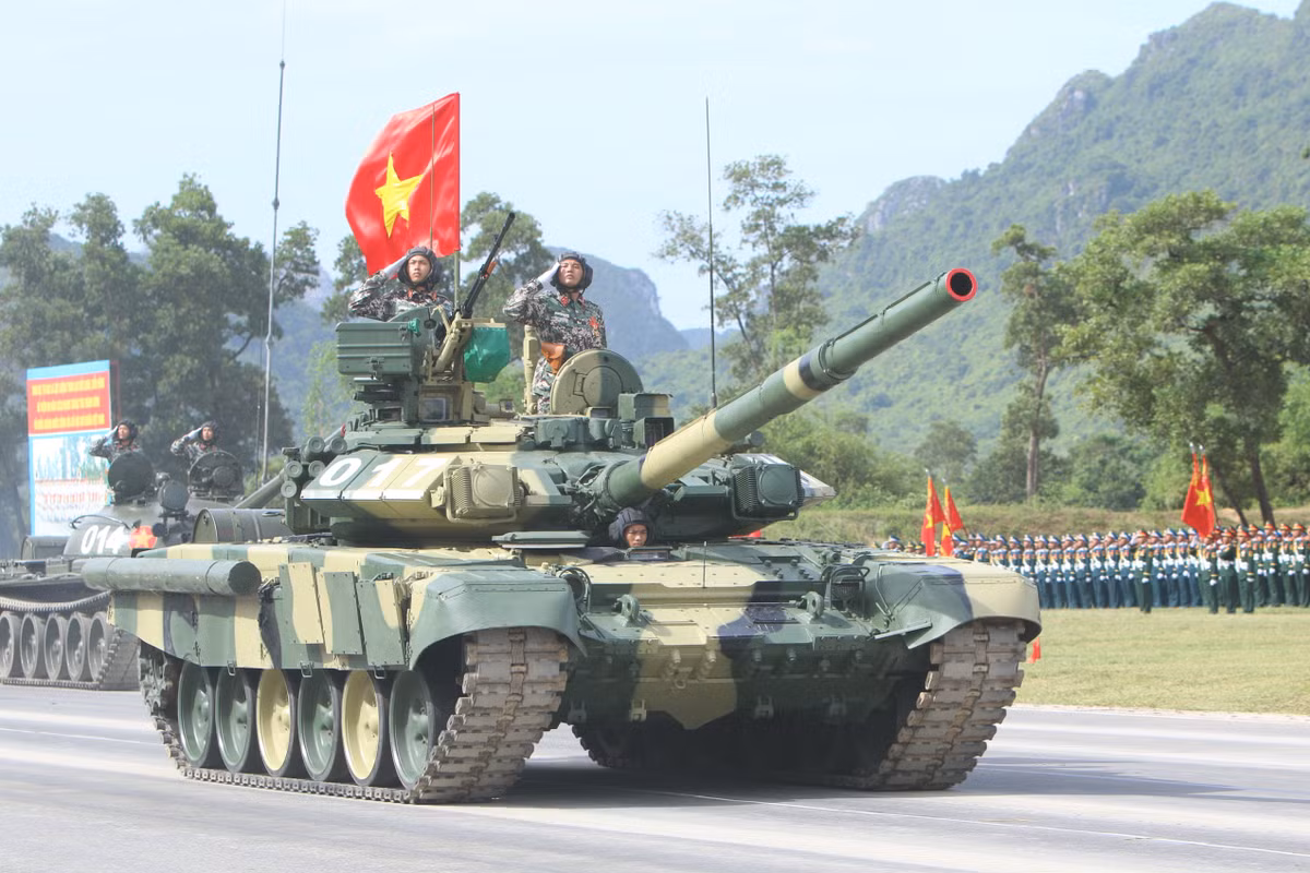 Khối xe, pháo quân sự thành thục ghép đội hình; chuyển đội hình hàng ngang, hàng dọc; giữ khoảng cách, cự ly, tốc độ cơ động giữa các hàng xe và các khối xe theo đúng đội hình diễu binh, diễu hành.