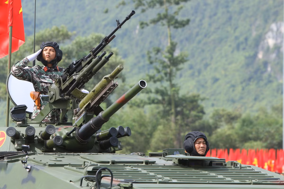 Xe chiến đấu bộ binh XCB-01 do công nghiệp quốc phòng Việt Nam chế tạo là một trong những điểm nhấn của buổi tổng hợp luyện.