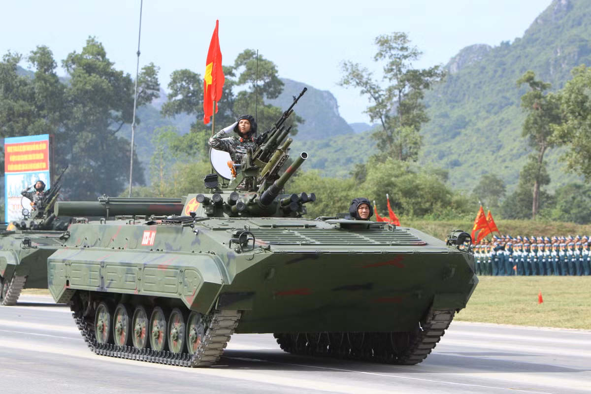 Xe tăng, xe thiết giáp được cải tiến, hiện đại hóa hùng dũng tiến qua lễ đài.