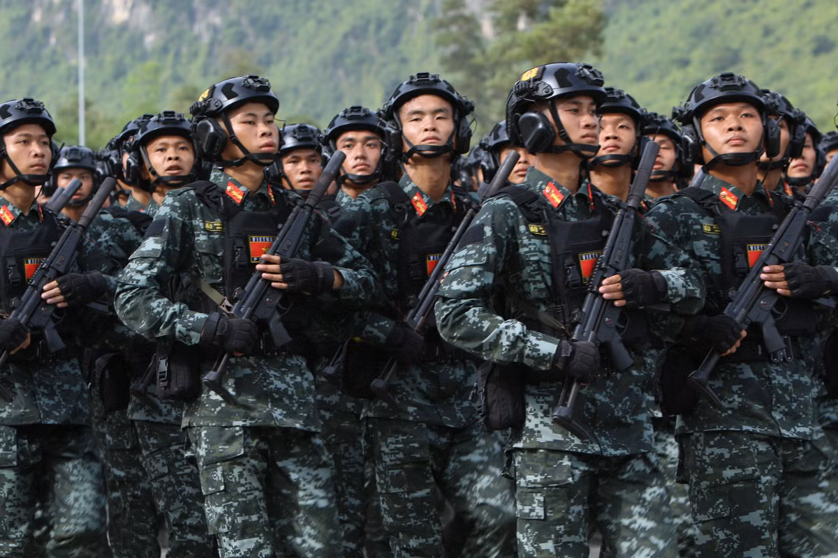 Khối nam chiến sĩ Cảnh sát Đặc nhiệm.