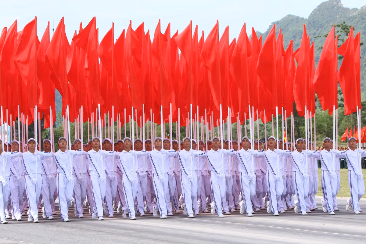 Khối Hồng kỳ tiến qua lễ đài.