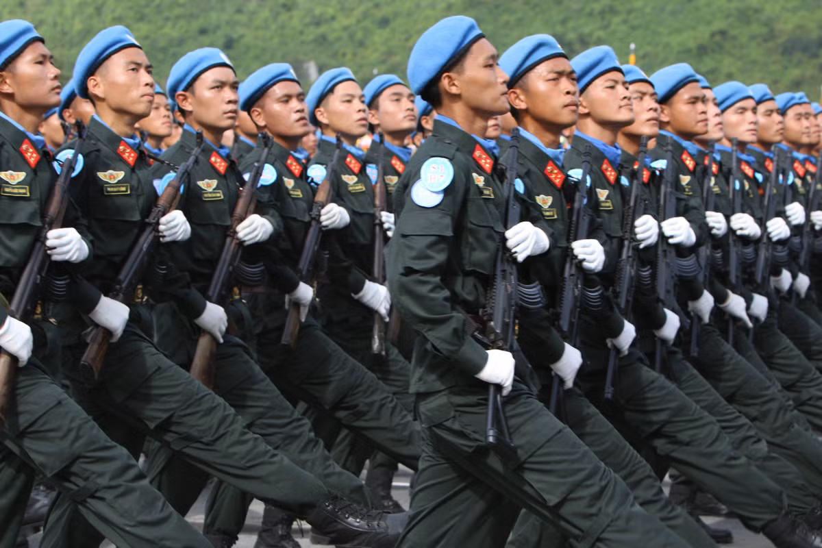 Hình ảnh khối nam sĩ quan Cảnh sát Gìn giữ hòa bình Liên Hợp Quốc.