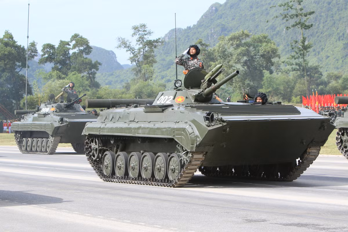 Ngay sau các xe tăng chiến đấu chủ lực là xe tăng chiến đấu bộ binh, xe bọc thép BMP-1, BMP-2 và BRDM-2.