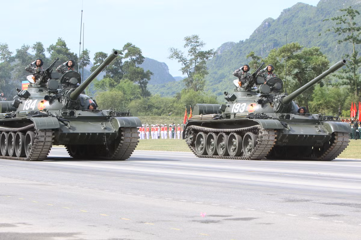 Điểm nhấn nổi bật trong buổi tổng hợp luyện là sự xuất hiện của hệ thống vũ khí, khí tài hiện đại, từ các loại xe tăng, xe thiết giáp, tên lửa, pháo binh, radar... đến các loại khí tài đặc chủng như tác chiến điện tử, công binh, thông tin liên lạc, hóa học...