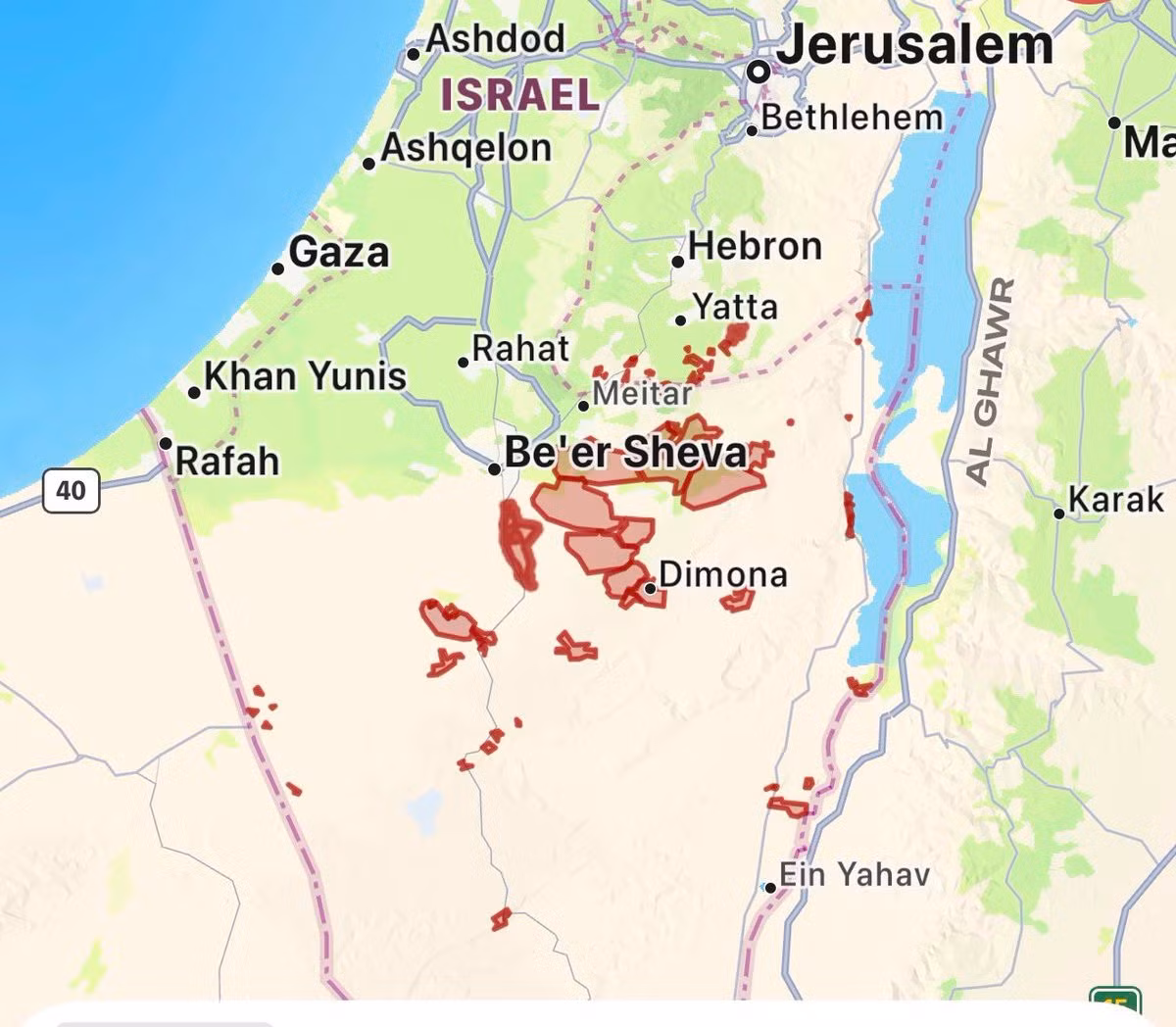 Vào nửa đêm ngày 21/3, thị trấn Dimona ở miền nam Israel, vốn từng yên bình, bất ngờ bị tấn công bằng tên lửa của Iran, khiến 39 dân thường bị thương và nhiều nhà cửa bị sập. Tên lửa rơi chỉ cách Trung tâm Nghiên cứu Hạt nhân Negev huyền thoại 20 km.