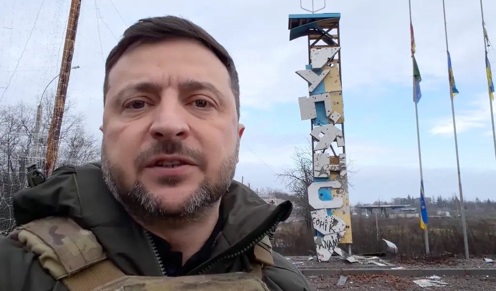 Tổng thống Volodymyr Zelensky phát biểu trong video đăng ngày 12/12 trong chuyến thăm Kupiansk ở Kharkiv. Ảnh: Telegram