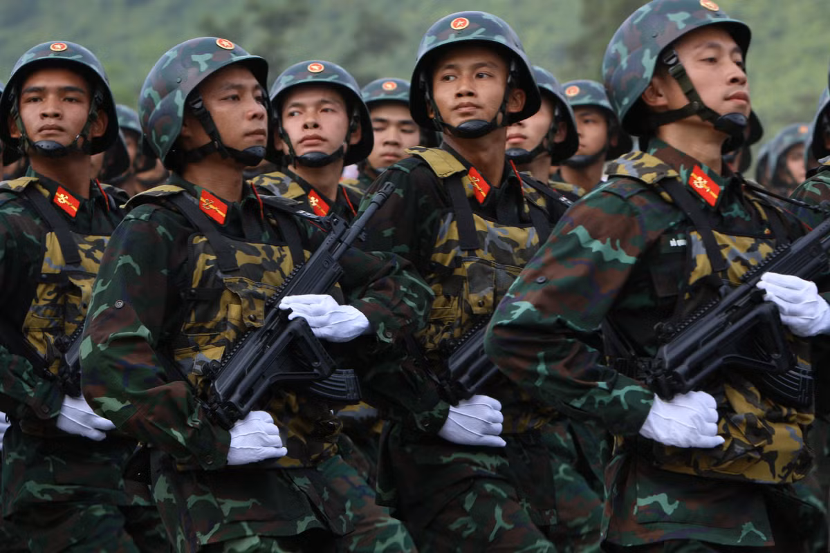 Hình ảnh các khối diễu binh diễu hành của lực lượng Quân đội nhân dân đi qua lễ đài.