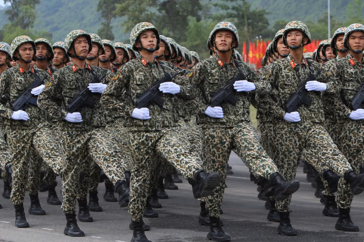 Khối Chiến sĩ Đặc công - những con người đi không dấu, nói không tiếng, xuất quỷ nhập thần, luồn sâu đánh hiểm và là lực lượng “nở hoa trong lòng địch”, làm cho quân thù kinh hồn bạt vía, lập nhiều chiến công chói lọi.