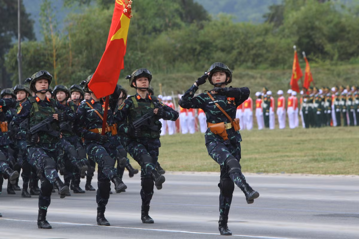 Tham gia diễu binh của khối nữ chiến sĩ Biệt động, gồm những cán bộ, chiến sĩ thuộc lực lượng vũ trang các địa phương Quân khu 7, Quân khu 4 và các đơn vị, nhà trường phía Nam.