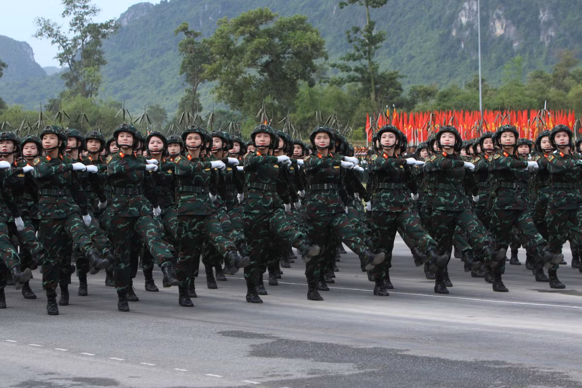 Đội hình "đều như kẻ thước" của khối nữ chiến sĩ Thông tin.