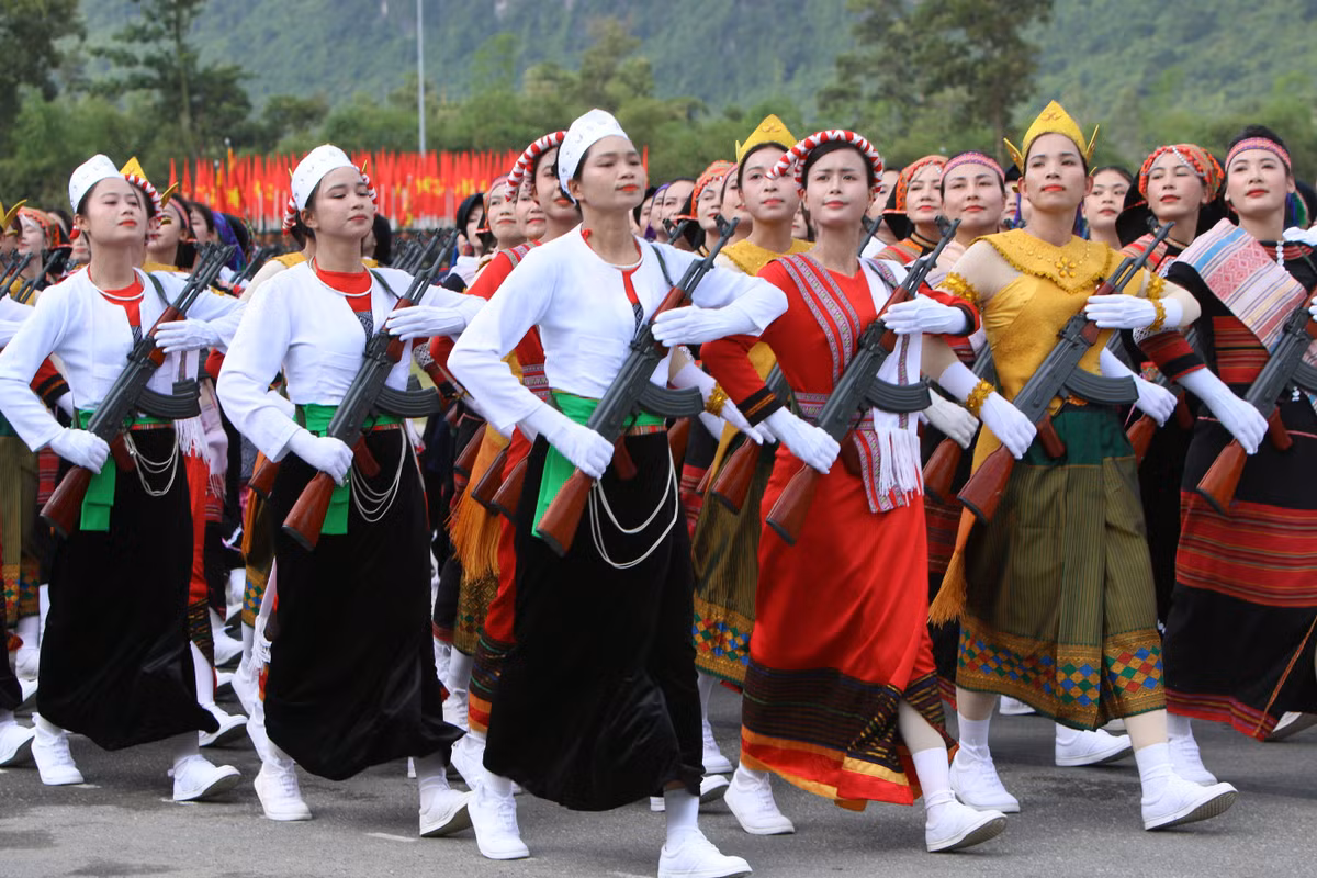 Hình ảnh khối nữ Dân quân các dân tộc tại buổi tổng hợp luyện sáng 5/8.