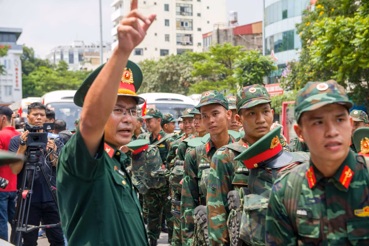 Các lực lượng thứ tự cơ động trong đội hình về các địa điểm tập kết đã quy định chuẩn bị cho những ngày luyện tập. Ảnh: Đình Vĩnh