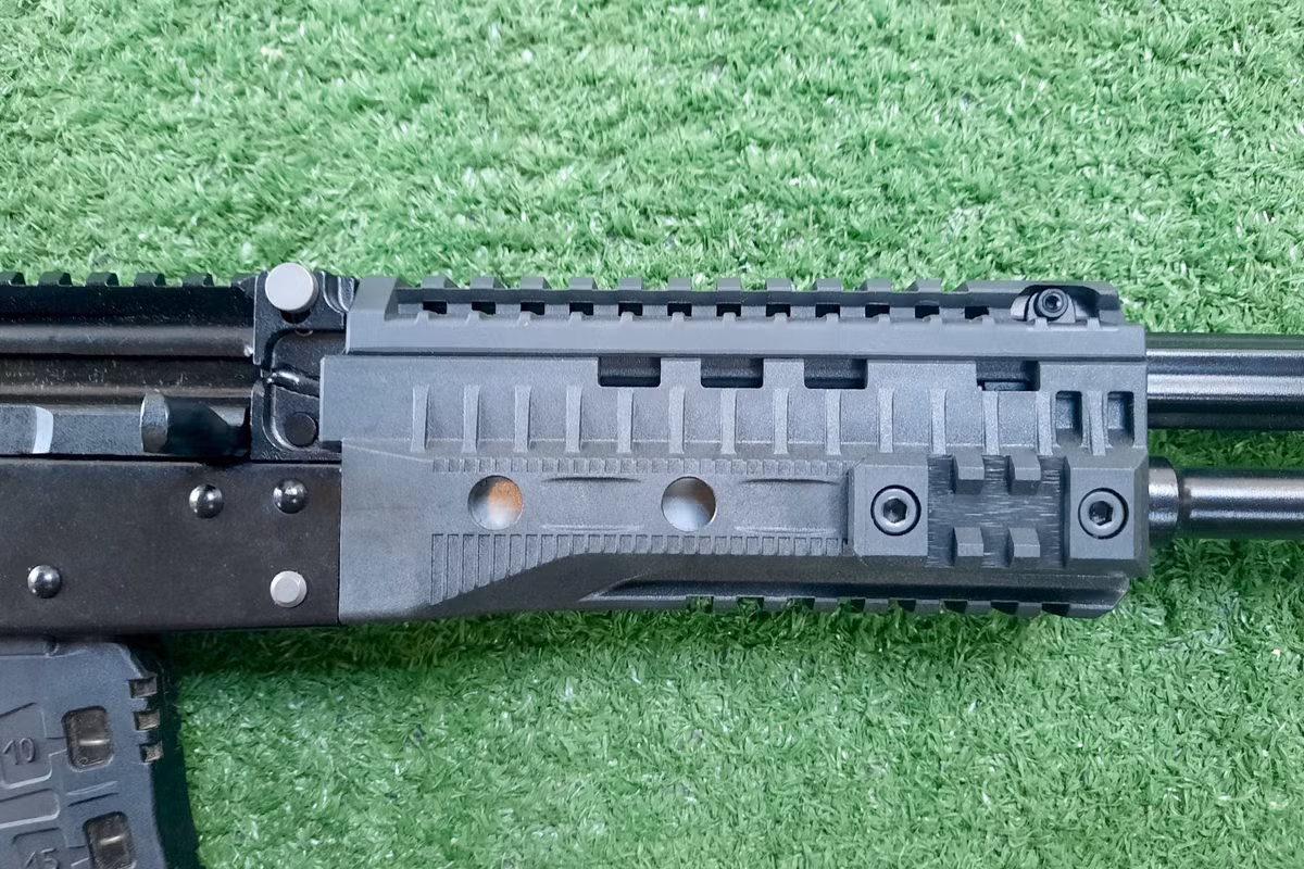 Phần ốp tay phía trước của AK-12K cũng có thiết kế ngắn hơn và vẫn cho phép gắn thêm các thiết bị phụ trợ.