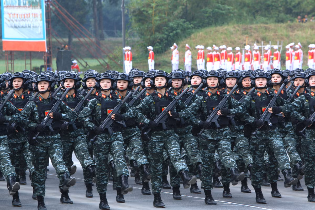 Trong 18 khối đứng và 43 khối đi có 7 khối nữ Quân đội, 2 khối nữ Công an (Quân nhạc, sĩ quan Quân y, Gìn giữ hòa bình Việt Nam, chiến sĩ Biệt động, chiến sĩ Thông tin, Dân quân các dân tộc Việt Nam, Du kích miền Nam, sĩ quan Cảnh sát giao thông, Cảnh sát đặc nhiệm).