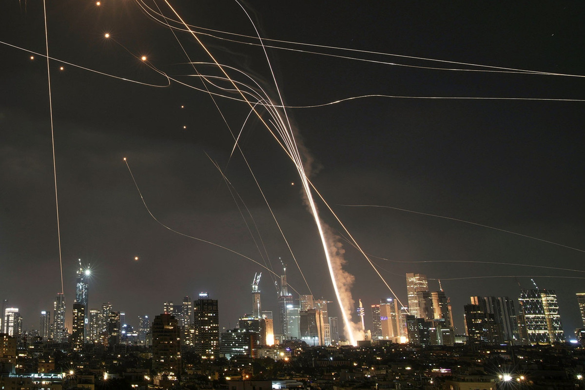 Hệ thống phòng không Iron Dome của Israel khai hỏa đánh chặn tên lửa trên bầu trời Tel Aviv. Ảnh: AP 506045564-1126267239539742-3095337710075208428-n.jpg