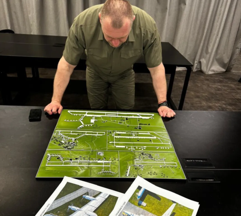 Người đứng đầu Cơ quan An ninh Ukraine (SBU) Vasyl Malyuk đang xem xét sơ đồ sau chiến dịch đặc biệt của SBU ngày 1/6/2025. Ảnh: SBU/Anadolu