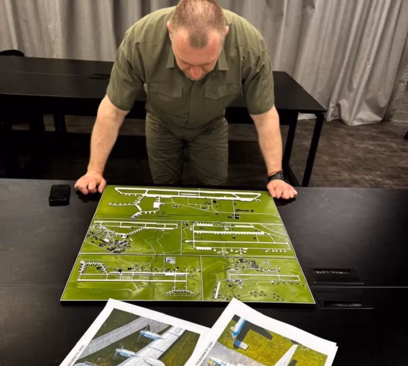 Người đứng đầu Cơ quan An ninh Ukraine (SBU) Vasyl Malyuk đang xem xét sơ đồ sau chiến dịch đặc biệt của SBU ngày 1/6/2025. Ảnh: SBU/Anadolu