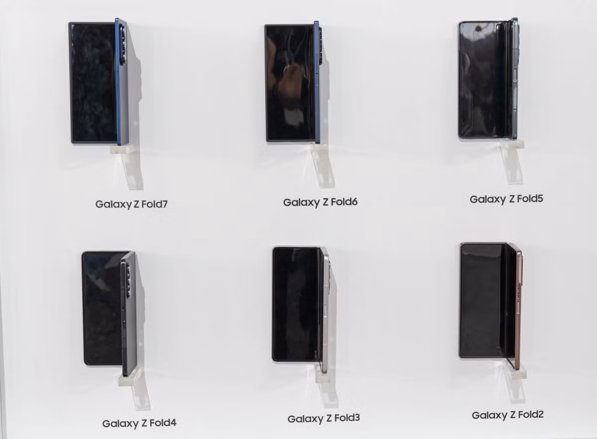 Năm nay, Z Fold7 cũng có giá cao hơn thế hệ trước, từ 47 triệu đồng cho bản RAM 12 GB, bộ nhớ 256 GB, cao nhất lên tới 69 triệu đồng cho bản 1 TB. Trong khi đó, Z Flip7 cũng có giá từ 27 triệu đồng bản 12/256 GB, 33 triệu đồng cho bản 12/512 GB. Phiên bản giá thấp hơn là Z Flip FE có giá từ 23 triệu đồng.