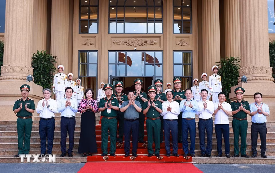 Thủ tướng Phạm Minh Chính với lãnh đạo Quân ủy Trung ương, Bộ Quốc phòng về phát triển công nghiệp quốc phòng. Ảnh: Dương Giang/TTXVN