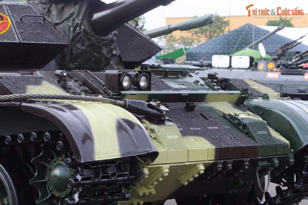 Việc trang bị giáp phản ứng nổ giúp T-54B nâng cấp khả năng bảo vệ thụ động tương tự như trên xe tăng T-90. Giáp phản ứng nổ ATV-54 sẽ kích nổ đạn chống tăng khi xe bị tấn công giúp bảo vệ cho lớp giáp chính từ đó đảm bảo an toàn cho kíp chiến đấu cũng như xe.