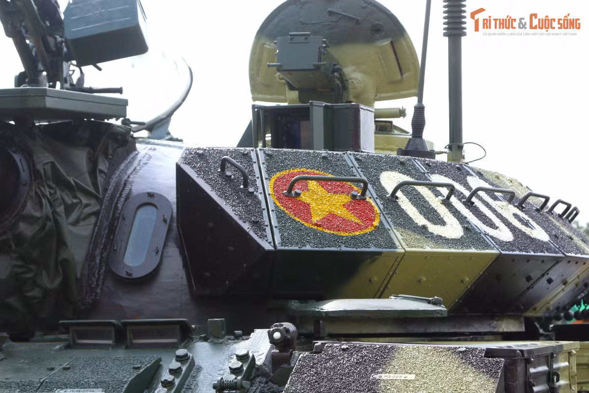 Một trong những cải tiến quan trọng trên T-54B cải tiến hệ thống ngắm bắn và hệ thống điều khiển hỏa lực thông qua hệ thống quang ảnh nhiệt, đo xa bằng laser và hệ thống tính toán đường đạn thông qua hệ thống cảm biến thời tiết.