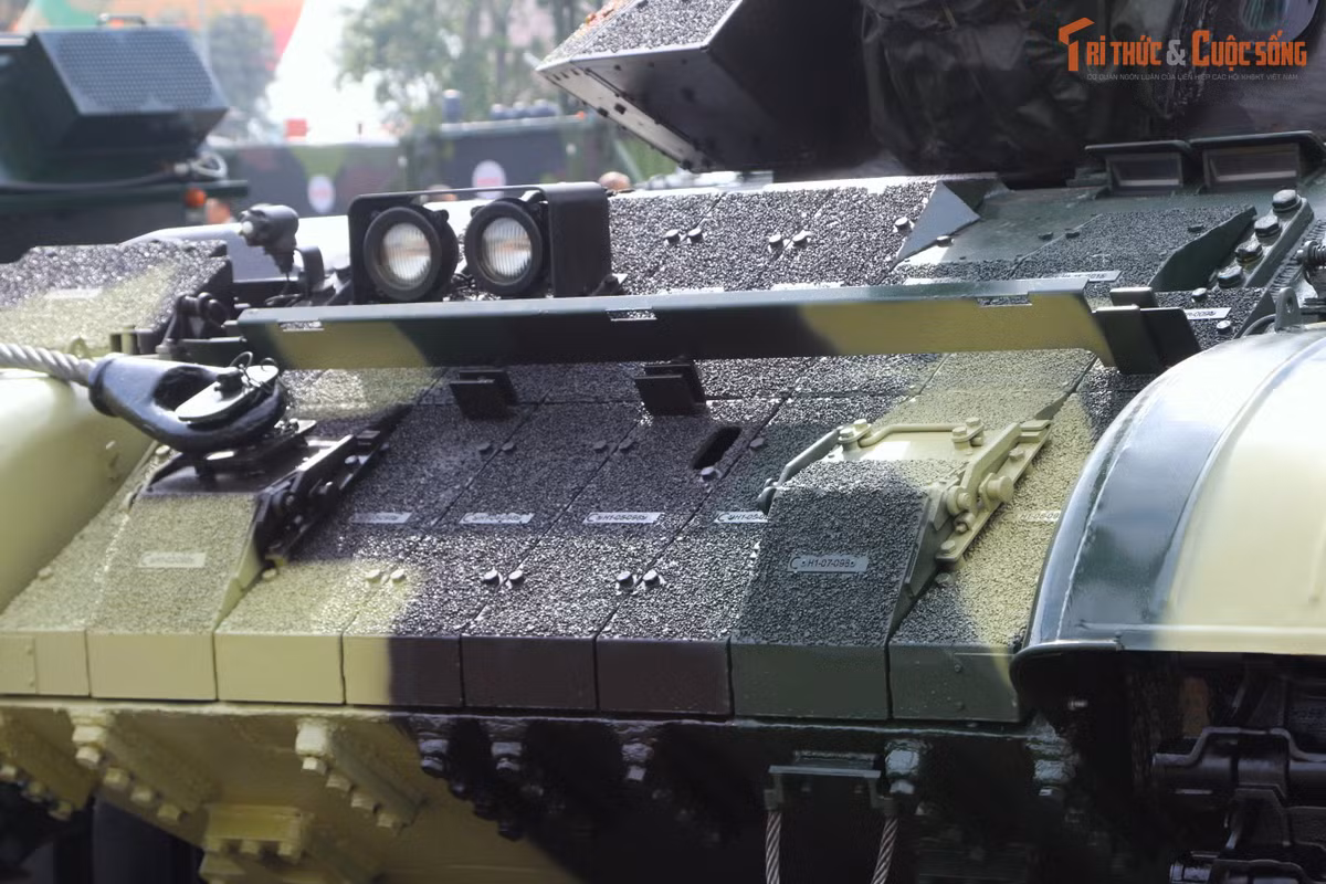 Kết hợp với lớp giáp tăng cường bên ngoài, bên trong xe được trang bị hệ thống chữa cháy tự động dựa trên cảm biến nhiệt độ; hệ thống chống vũ khí hủy diệt hàng loạt và ống phóng lựu đạn khói.