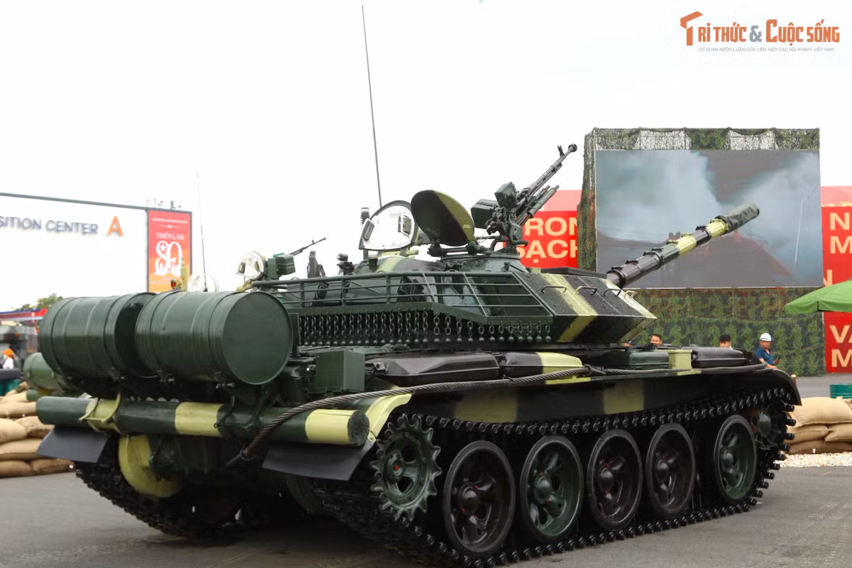 Xe có trọng lượng chiến đấu 36,3 tấn; Dài 9m; Rộng 3,27m; Cao 2,75. Kíp chiến đấu trên T-54B cải tiến gồm 4 người với trưởng xe, pháo thủ, lái xe, nạp đạn. Các vị trí này tương tự như trên T-54.