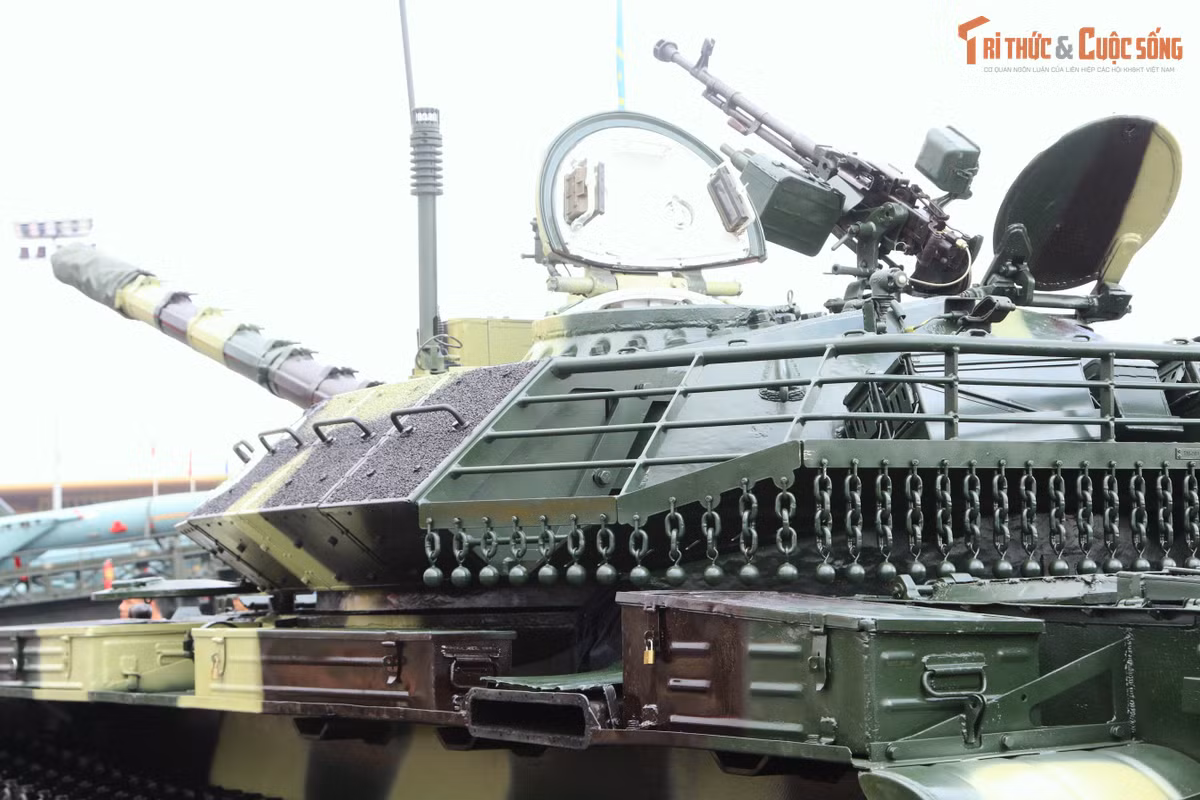 Vũ khí chính của xe tăng T-54B cải tiến là khẩu D-10T cỡ nòng 100m, cơ số đạn xe mang theo 38 viên. Xe tăng có thể khai hỏa với tốc độ tối đa lên tới 7 phát/phút. Ngoài ra, các kỹ sư Việt Nam cũng trang bị một lớp cách nhiệt cho khẩu pháo chính nhằm bảo vệ pháo khi bắn liên tục.